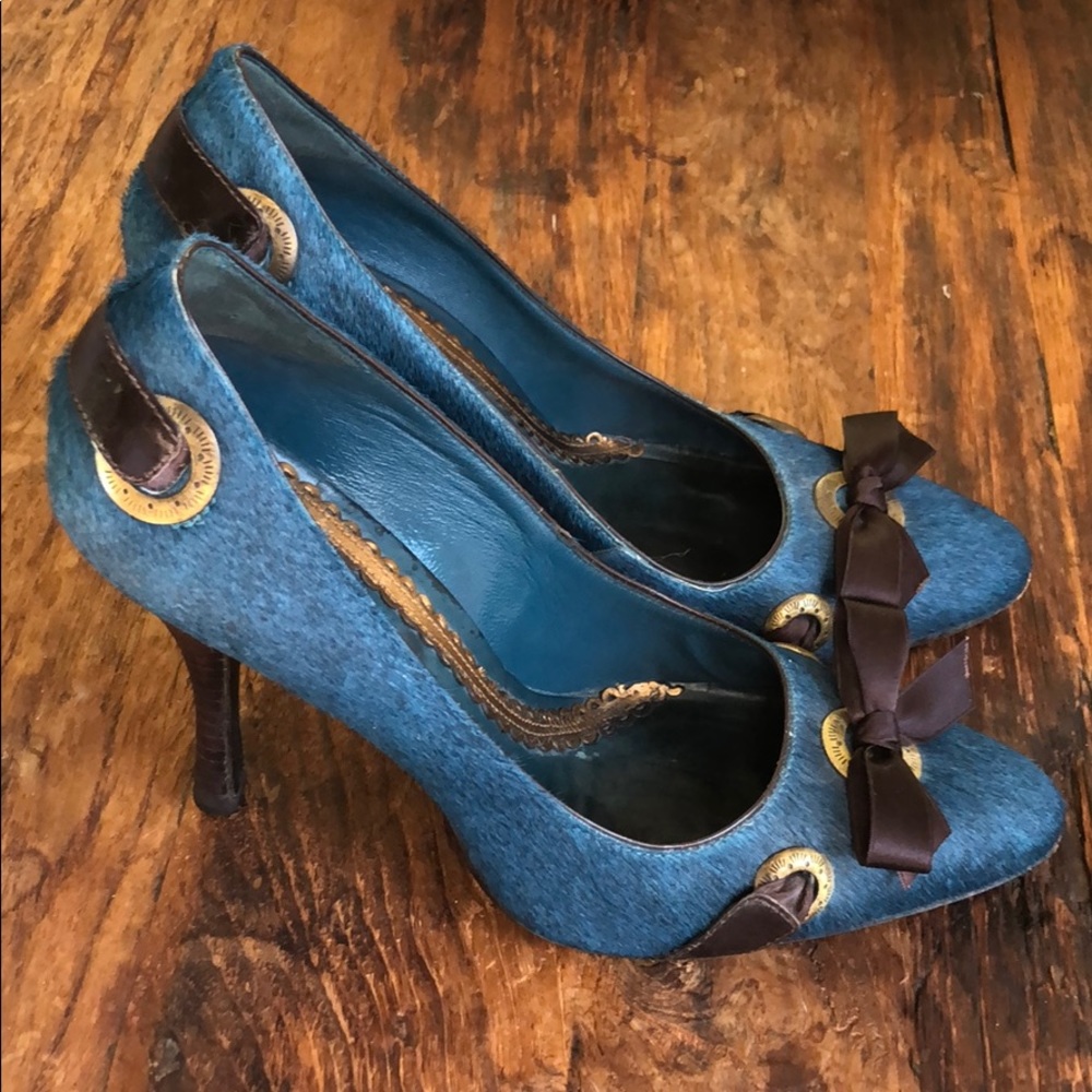 💙 Super unique J Vincent blue pony hair heels! 💙